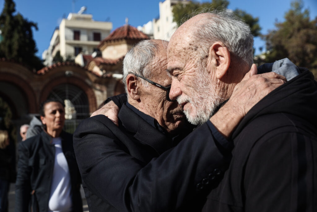 Οι «Ρεπόρτερς» Γιώργος Λιάνης και Γιάννης Δημαράς αποχαιρετούν τον Κώστα Χαρδαβέλλα