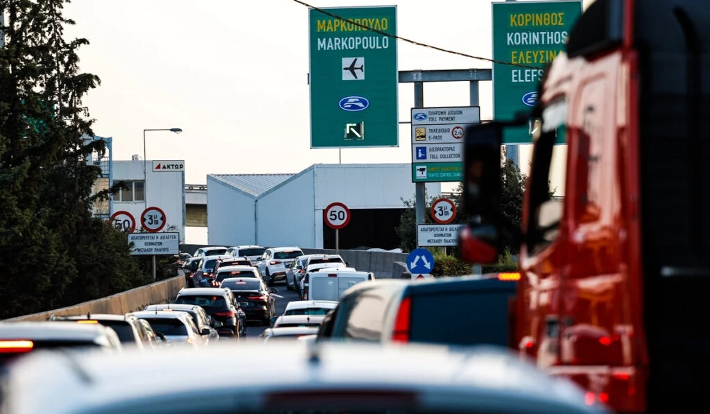Κίνηση στους δρόμους: Κομφούζιο στην Αττική Οδό – Καθυστερήσεις άνω των 30’ λόγω φωτιάς σε όχημα