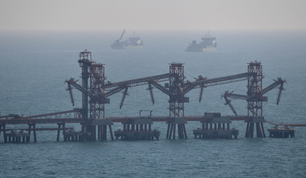 Reuters: Γιατί είναι δύσκολο το πλαφόν στις τιμές πετρελαίου και αερίου