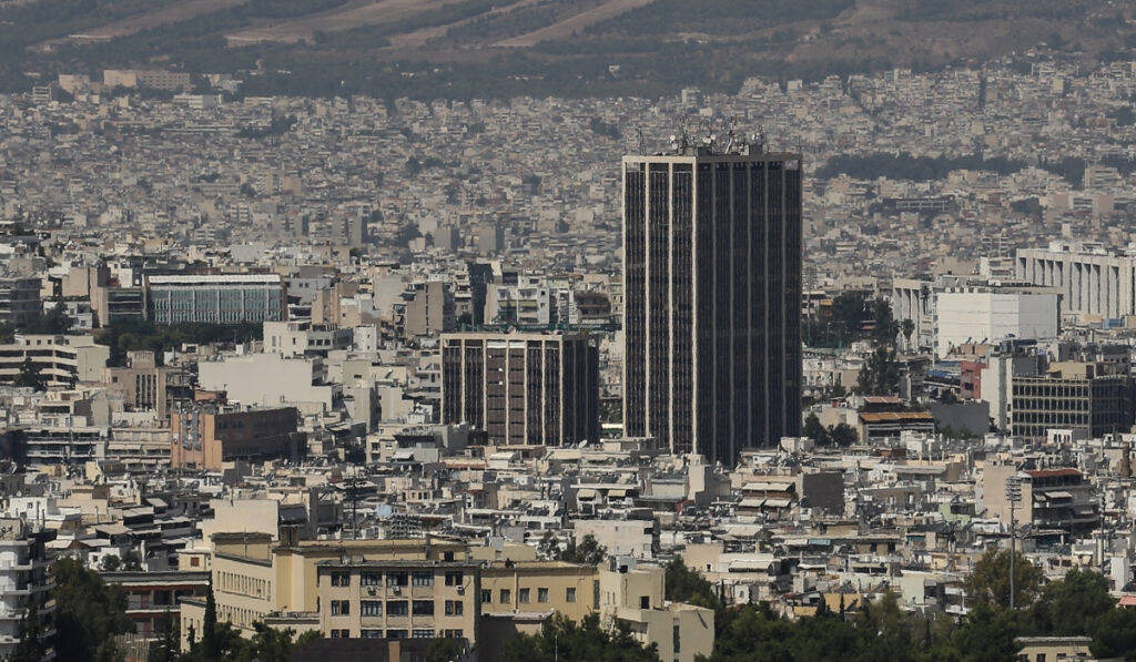 Φωτιά τώρα στον Πύργο Αθηνών – Εκκενώθηκε το κτήριο