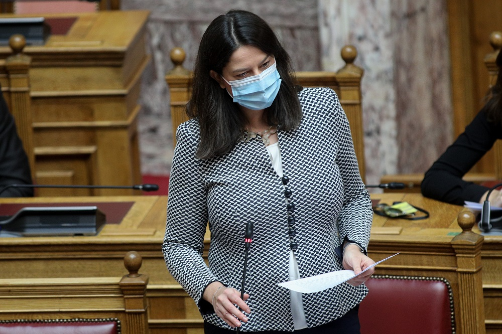 Τηλεκπαίδευση: Το σύστημα «κρασάρει» και η Κεραμέως πανηγυρίζει