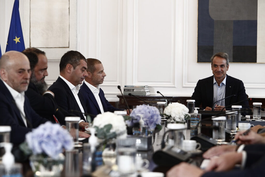 Σε εξέλιξη τα ραντεβού Μητσοτάκη με UEFA και «Big 4» στο Μαξίμου