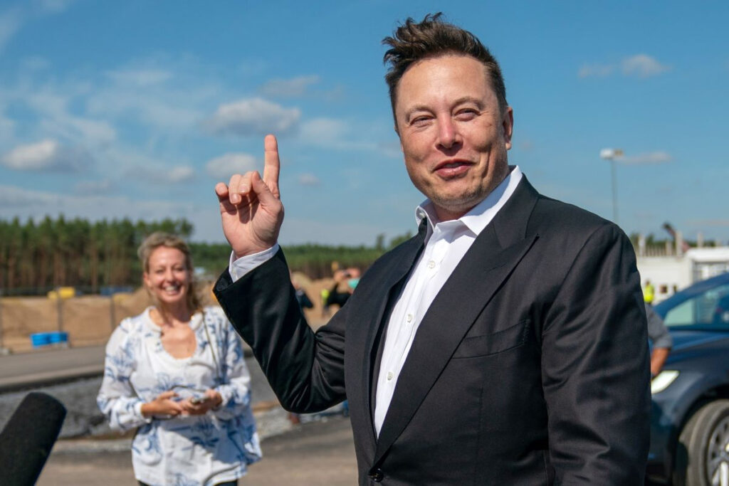 Έλον Μασκ: Πούλησε μετοχές της Tesla υπό τον φόβο αναγκαστικής συμφωνίας με το Twitter