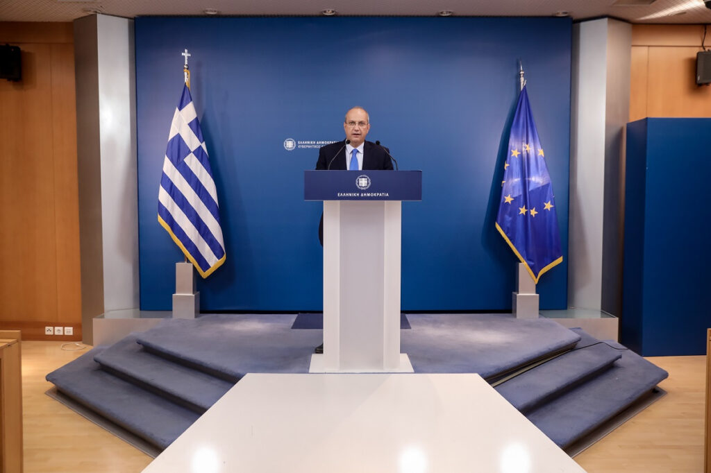 Δείτε live την ενημέρωση του κυβερνητικού εκπροσώπου Γιάννη Οικονόμου