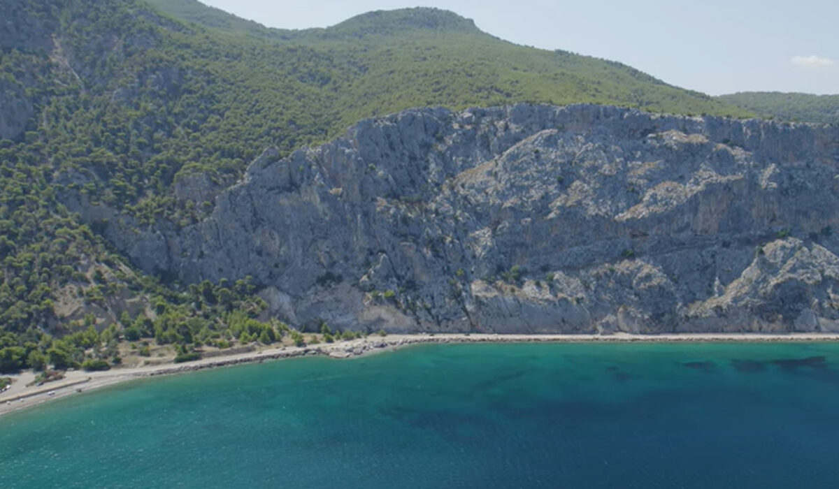 3 παραλίες της Αττικής για το πρώτο μπάνιο στη θάλασσα
