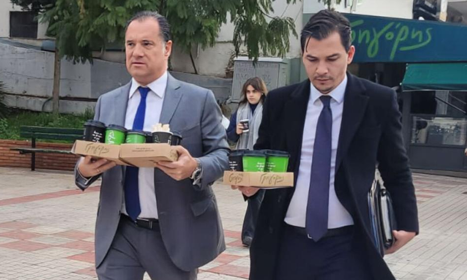 Οι εργαζόμενοι του ΕΟΠΥΥ «καρφώνουν» τον Άδωνι για τα φάρμακα – Γιατί έστησε το «σόου» με τον κλειδαρά