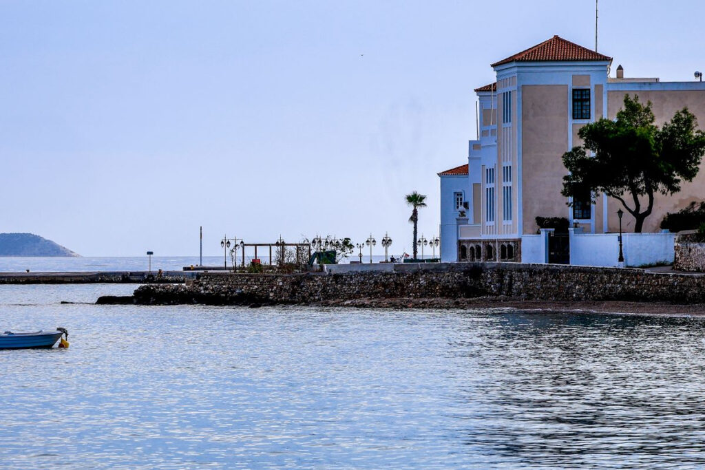 Σπέτσες: Εντολή εισαγγελέα – Μένει στο νησί το πλήρωμα του ιστιοπλοϊκού στο οποίο επέβαινε o 44χρονος