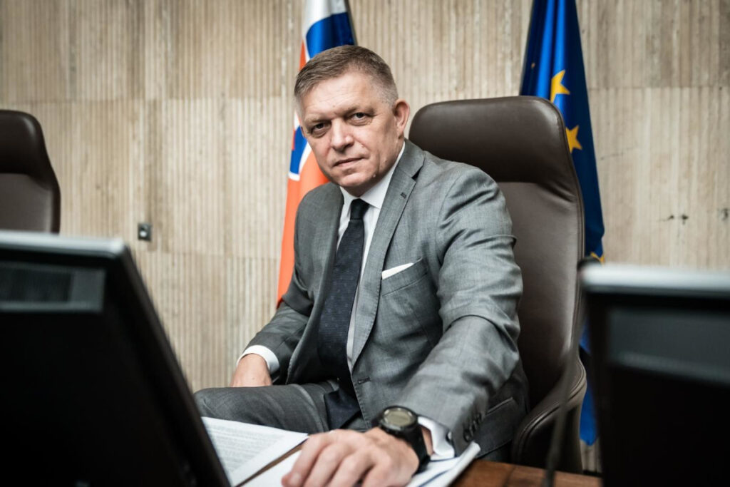 Σλοβακία: Ξανά στο πρωθυπουργικό γραφείο ο Φίτσο – «Συγγνώμη που επέζησα, αλλά επέστρεψα»