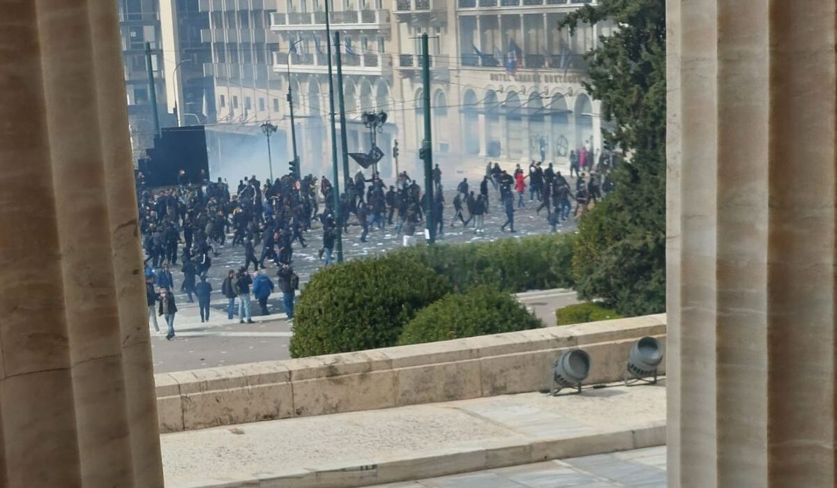 Πολίτες και Εύζωνες μπήκαν στη Βουλή για να προστατευτούν από τα επεισόδια