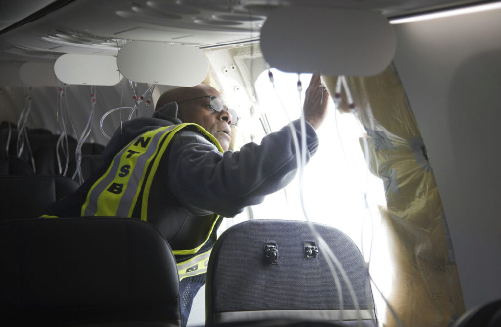 Πτήση θρίλερ με αεροπλάνο της Alaska Airlines – Πιθανό κατασκευαστικό πρόβλημα «βλέπει» το Bloomberg