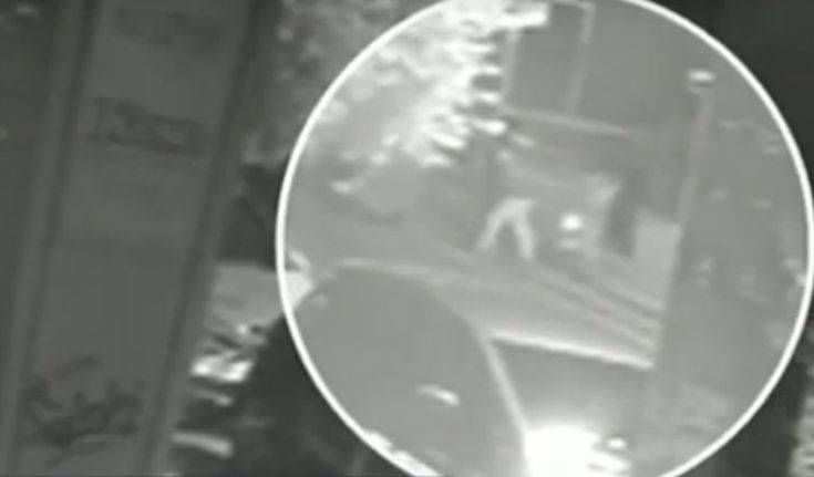 Βίντεο: Η στιγμή που η 19χρονη κατευθύνεται στην πολυκατοικία με το μωρό στην αγκαλιά