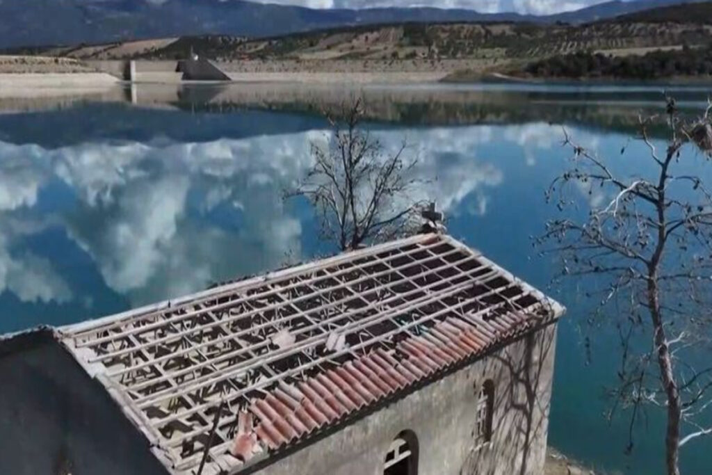 Αχαΐα: Εκκλησάκι εμφανίστηκε ξανά λόγω της λειψυδρίας – Ήταν βυθισμένο στο νερό για χρόνια