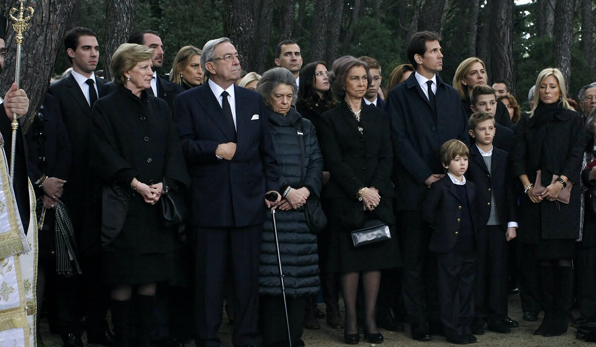 To Crown αλά ελληνικά: Με b – celebrities, μια γαλαζοαίματη ΝΔ και «έμφραγμα» στην Αθήνα