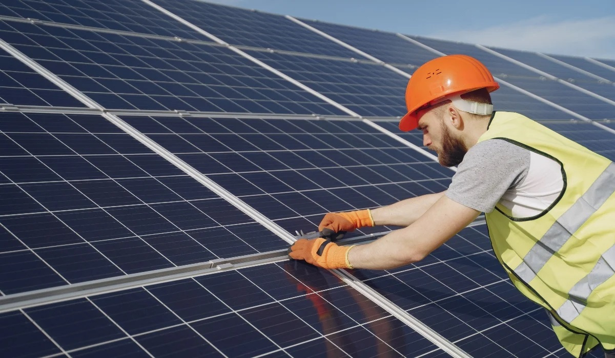 Φωτοβολταϊκά στέγης 2023: Πόσα KW χρειάζεται ένα σπίτι για να μην έχει ανάγκη τη ΔΕΗ