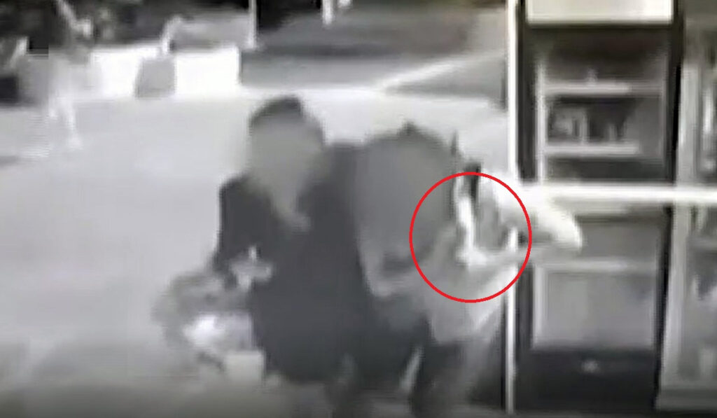 Ξάφρισε τουρίστρια στη Μύκονο με χορευτικές φιγούρες (Βίντεο)