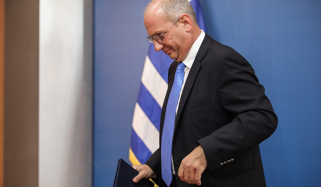 Έκθετος ακόμη μια φορά ο Οικονόμου για τις παρακολουθήσεις