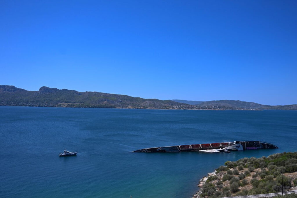 Ελευσίνα: Φωτιά σε ναυαγισμένο πλοίο