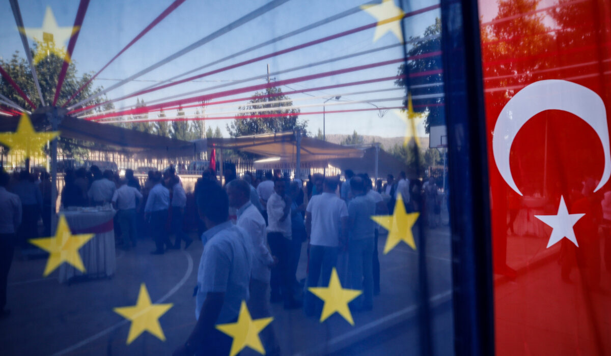 ΕΕ: Η αλληλεγγύη στην καταστροφή από τον σεισμό θα μπορούσε να ανοίξει νέο κεφάλαιο στις σχέσεις με την Τουρκία