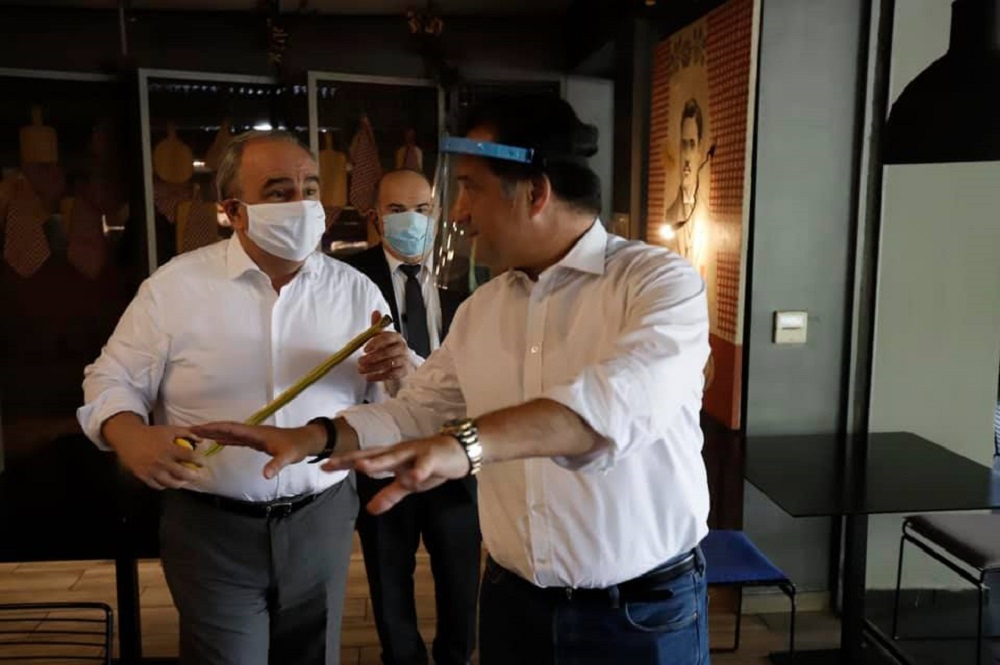 Ο Άδωνις με ασπίδα προσώπου κάνει… αυτοψία