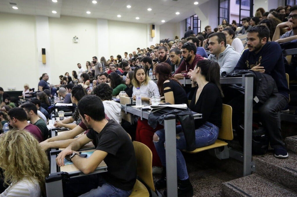 Γιατί οι φοιτητές αργούν να πάρουν πτυχίο ή εγκαταλείπουν τις σπουδές – Τι δείχνουν τα στοιχεία από τα Πανεπιστήμια
