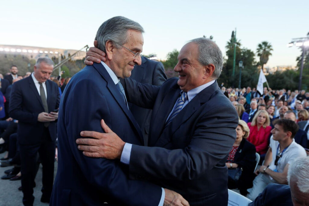 Αγκαλιές Καραμανλή – Σαμαρά, ψυχρές χειραψίες με Μητσοτάκη