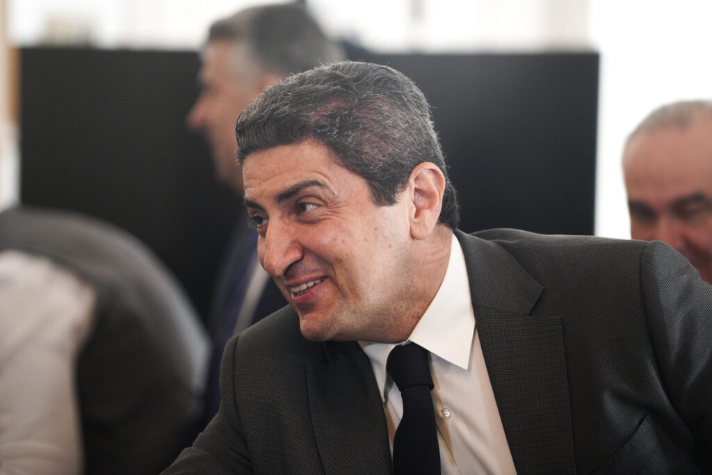 Το Politico για τη διαγραφή Αυγενάκη: Υπενθυμίζει τα 6.000 ευρώ για λουλούδια και τον πίνακα του γραφείου