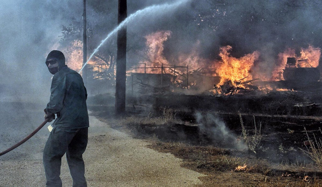 Τραυματίστηκαν τρεις εθελοντές πυροσβέστες στον Σαρωνικό