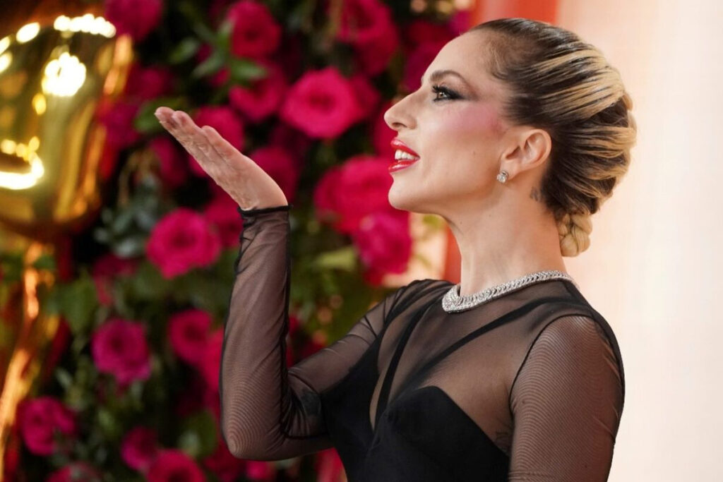 Όσκαρ 2023: Η Lady Gaga βοήθησε έναν φωτογράφο που σκόνταψε (βίντεο)