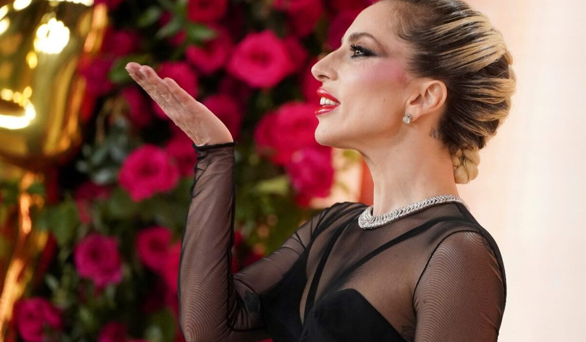 Όσκαρ 2023: Η Lady Gaga βοήθησε έναν φωτογράφο που σκόνταψε (βίντεο)