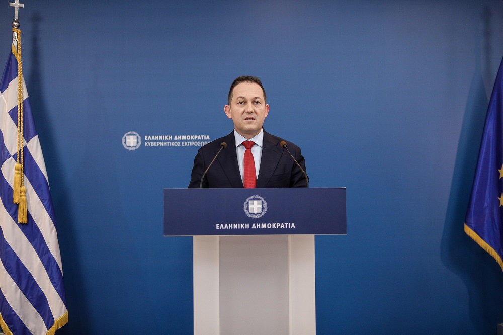 LIVE οι ανακοινώσεις Πέτσα για τα μέτρα τα Χριστούγεννα