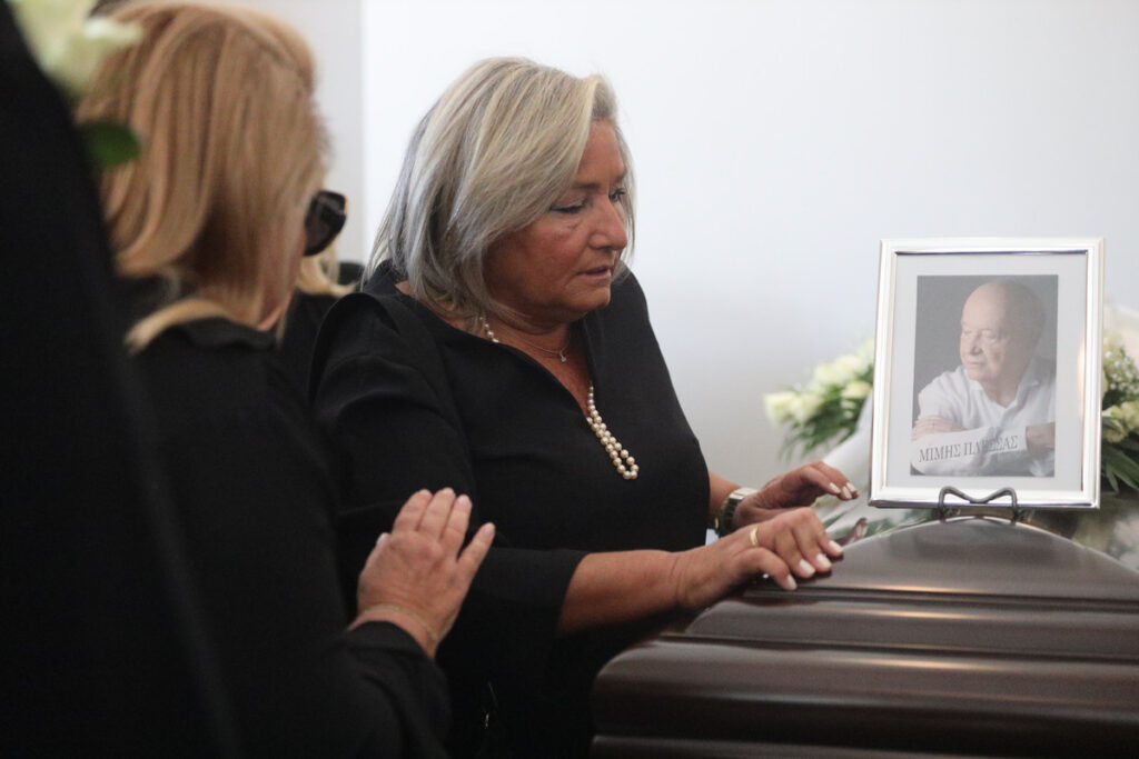 «Σ’ ευχαριστώ που μοιράστηκα τη ζωή μαζί σου» – Λύγισε η Λουκίλα Καρρέρ στην κηδεία του Μίμη Πλέσσα (Εικόνες, Βίντεο)