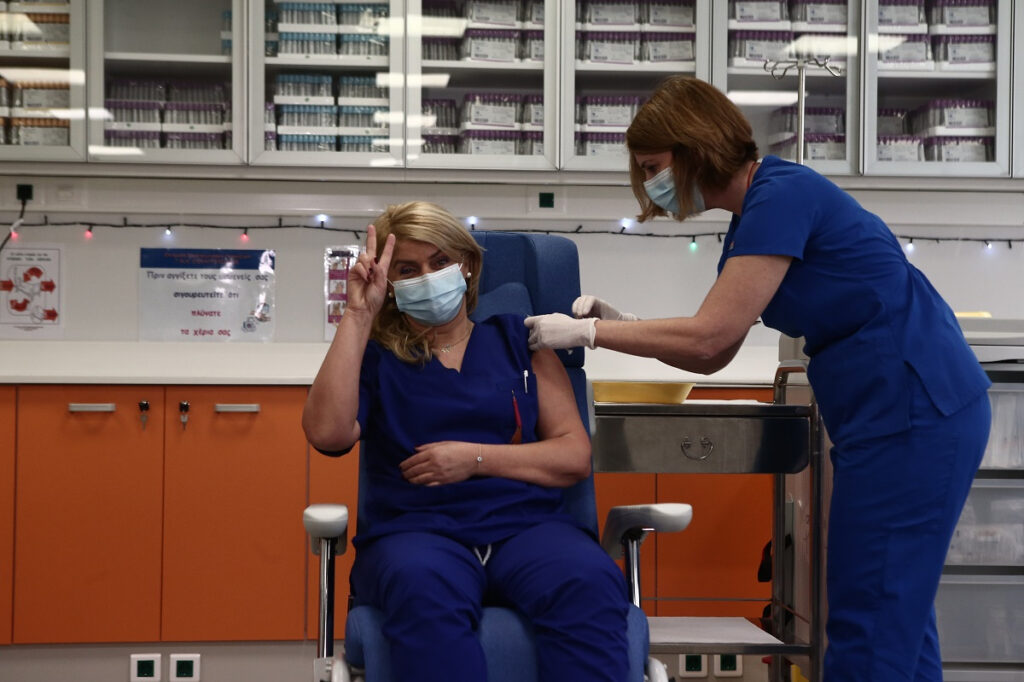 Άμεσα τρίτη δόση εμβολίου στους υγειονομικούς ζητά ο ΠΙΣ