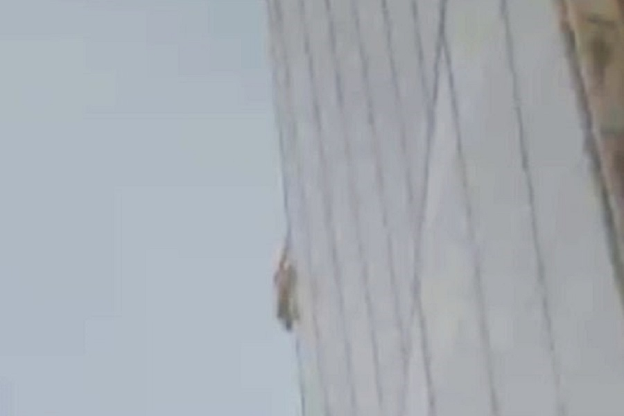 Σκαρφάλωσε στον ουρανοξύστη The Shard μόνο με τα χέρια του