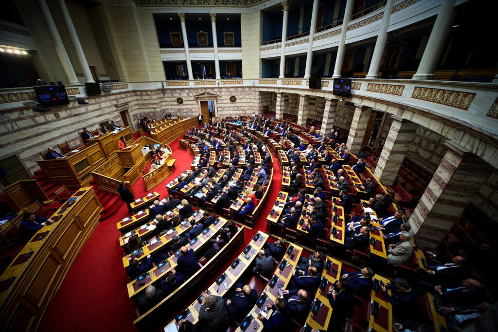 Τα μηνύματα των γκάλοπ – Η βουτιά της ΝΔ, το ντέρμπι ΣΥΡΙΖΑ-ΠΑΣΟΚ, οι εκπλήξεις από τα δεξιά