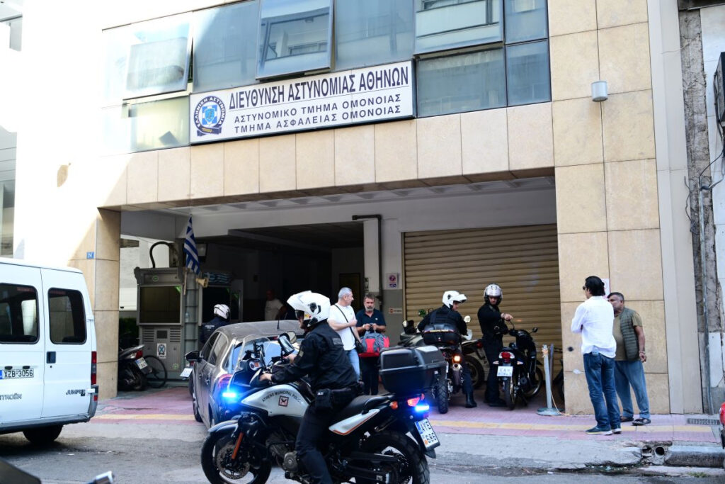 Ποια Αστυνομία; Έκλεψαν κατασχεμένα αυτοκίνητα έξω από το Α.Τ. Ομονοίας
