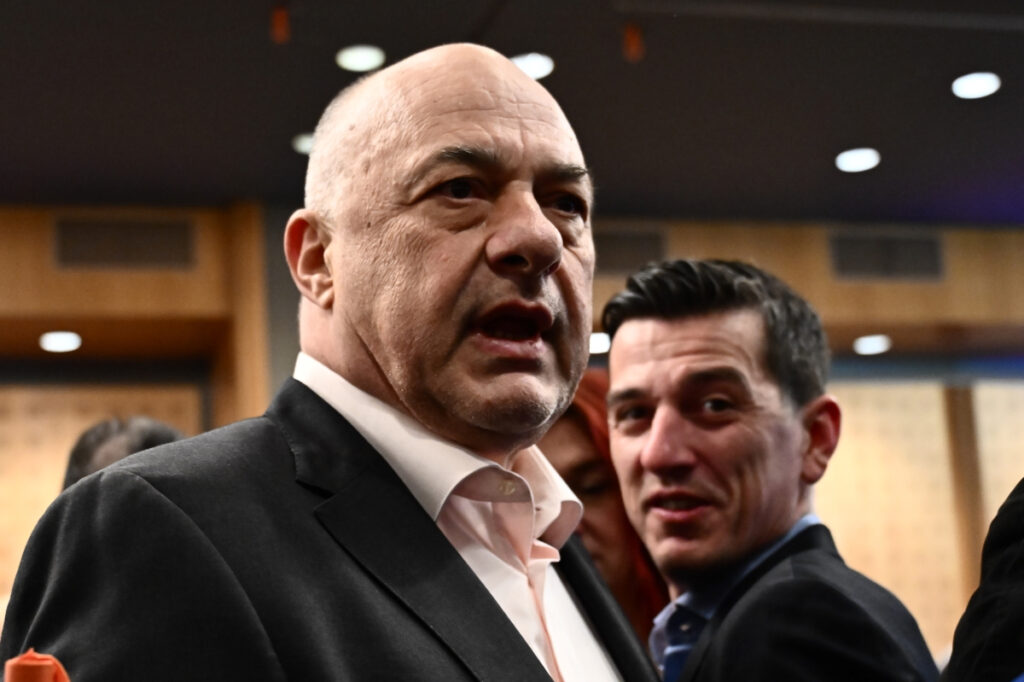 Αχιλλέας Μπέος: Πήγε να ανέβει σε φουσκωτό σκάφος και έπεσε στη θάλασσα – Τι λέει για το ατύχημα