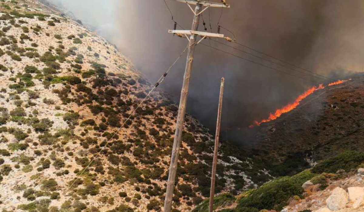 Μαίνεται η φωτιά στους Φούρνους Ικαρίας – Οι ισχυροί άνεμοι δυσκολεύουν την κατάσβεση