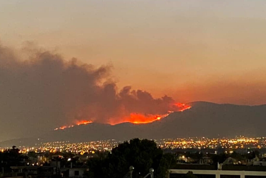 Απειλεί την Πάρνηθα η φωτιά στη Φυλή: Νέο μήνυμα από 112 – «Εκκενώστε προς Μενίδι»
