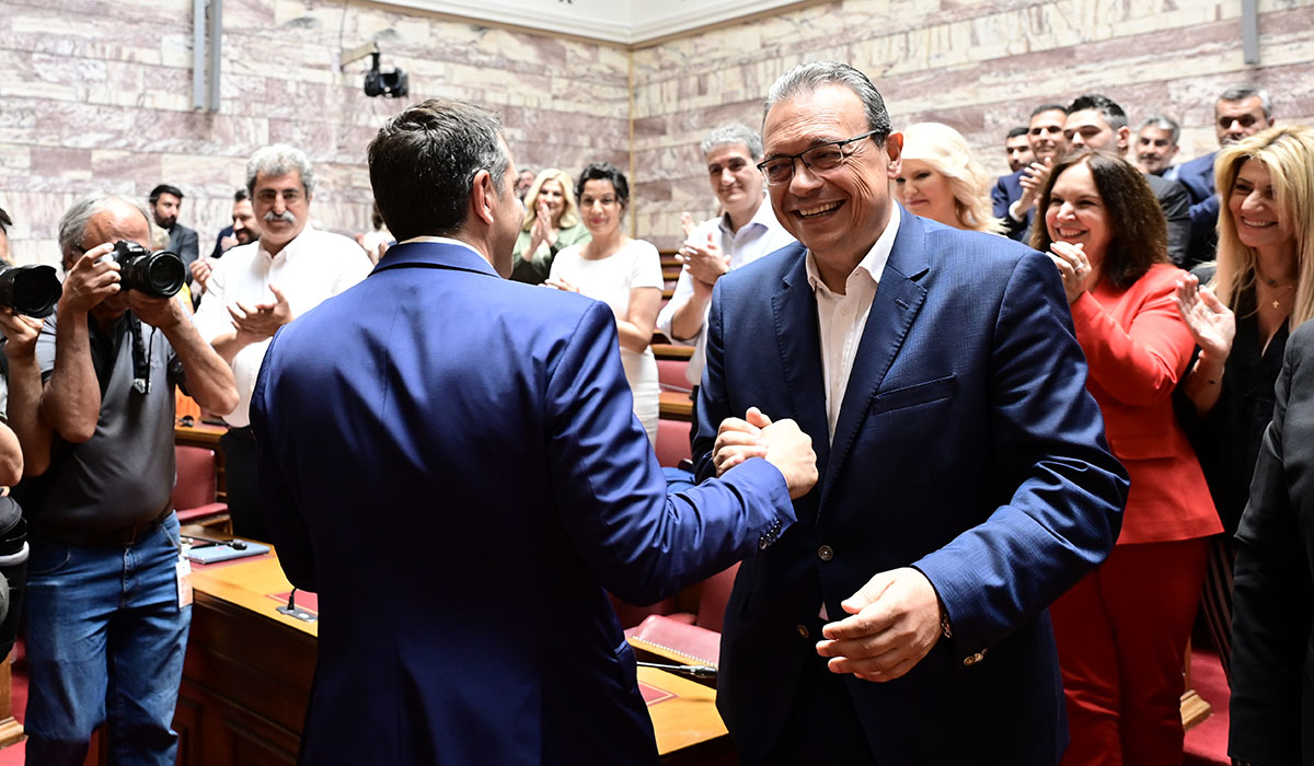 Αλέξης Τσίπρας: Standing ovation στη συνεδρίαση της ΚΟ