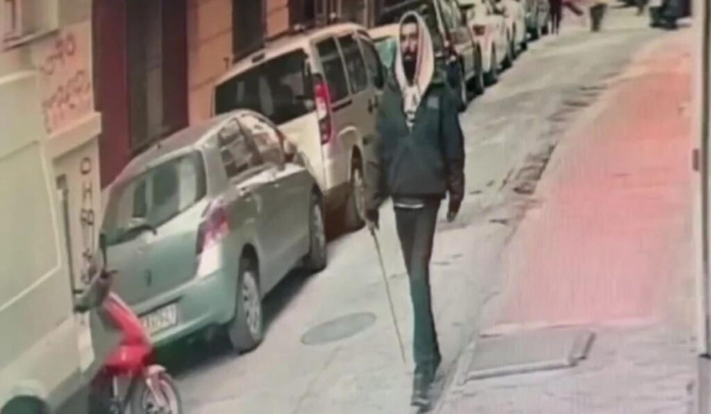 Βίντεο ντοκουμέντο: Η στιγμή που πολίτες κυνηγούν τον Παλαιστίνιο μετά την επίθεση με λοστό στην 29χρονη
