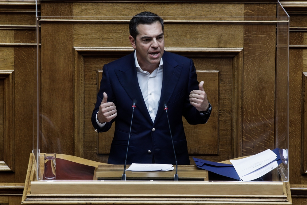 Το μικρόφωνο έσπασε στα χέρια του Τσίπρα: «Ο προηγούμενος το έκανε, άλλος έχει φήμη» (Βίντεο)