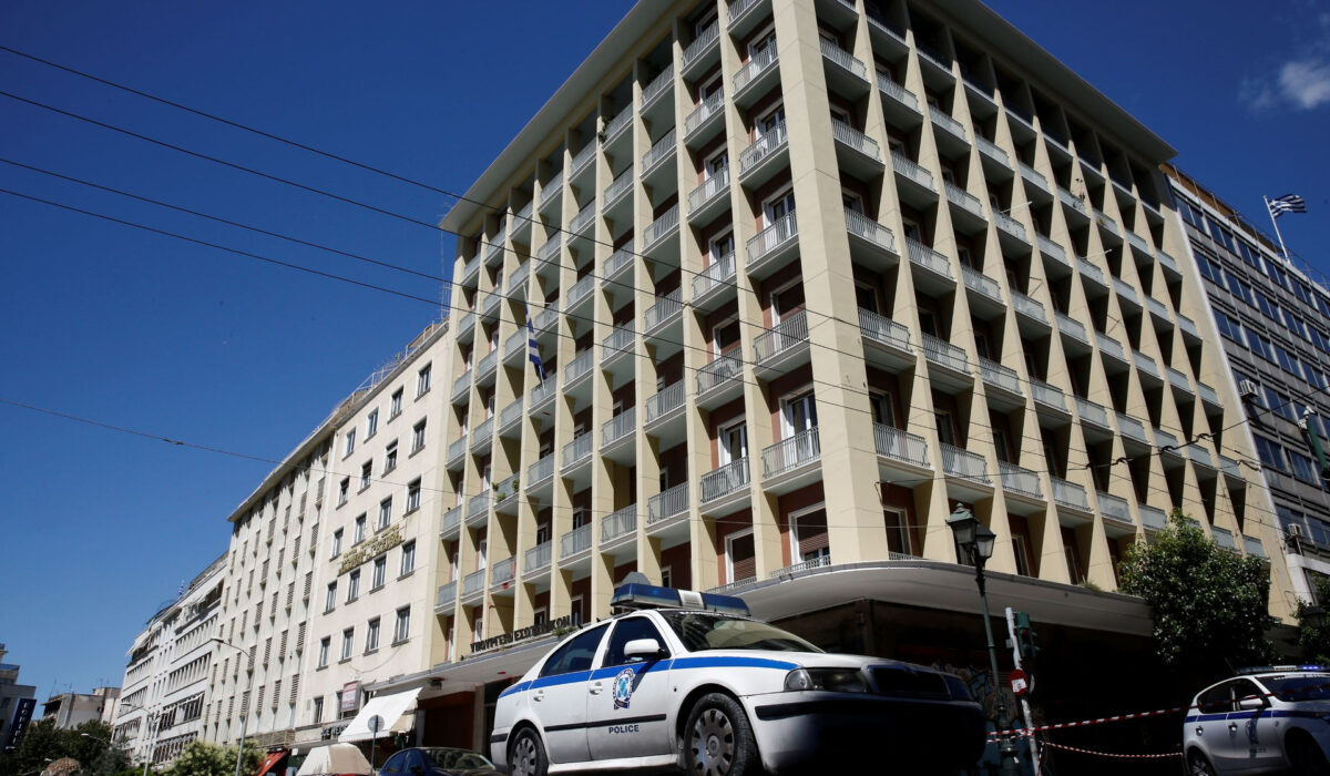 Λήξη συναγερμού για τον συμβασιούχο που απειλούσε να αυτοκτονήσει