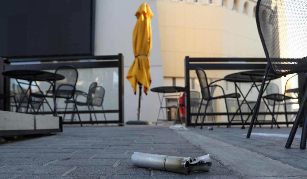 Βρήκαν ξύλινη τάβλα με καρφιά στη Νέα Φιλαδέλφεια – Πώς ξέφυγαν οι χούλιγκανς από την ΕΛΑΣ