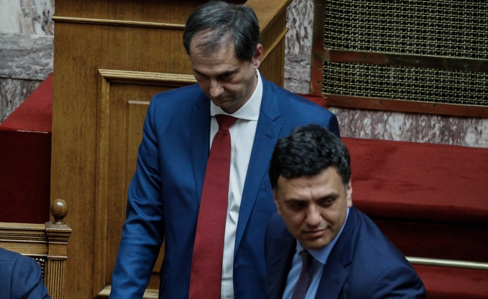 Πιστοποιητικό εμβολιασμού: Αλαλούμ στην κυβέρνηση – Κικίλια ή Θεοχάρη να πιστέψουμε;