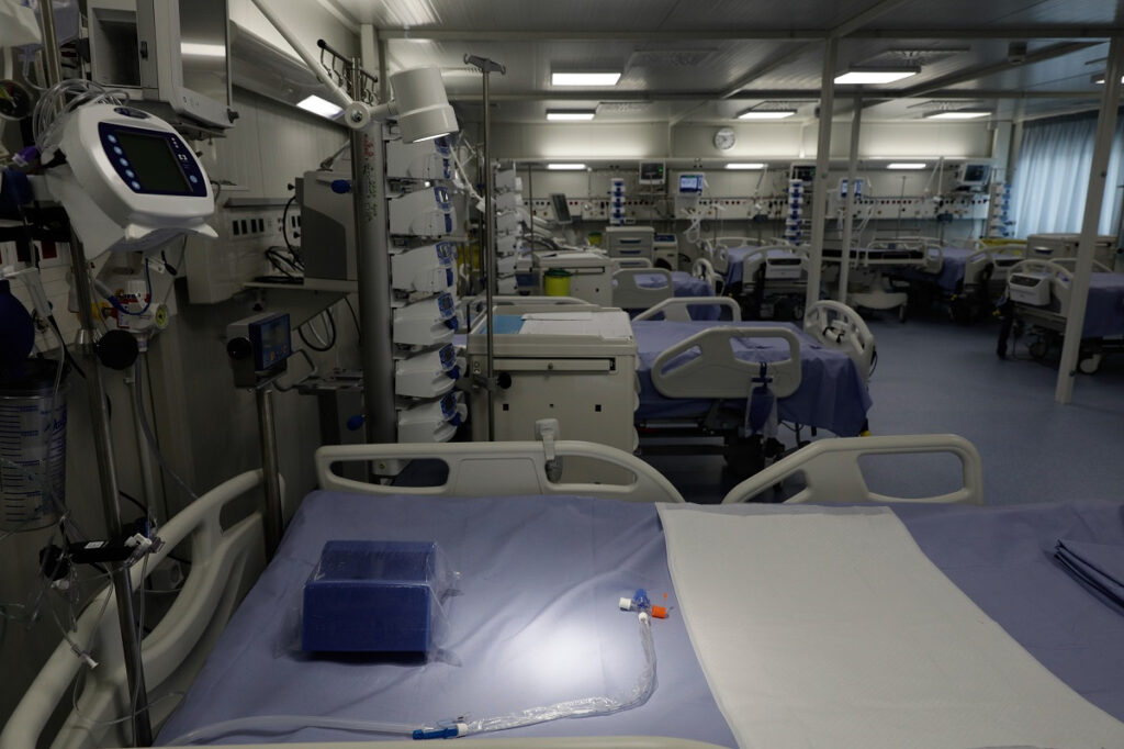 Ξέσπασε κόντρα για τα νοσήλια των ανεμβολίαστων: Παγώνη κατά Εξαδάκτυλου