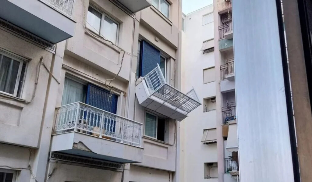 Προσωρινό λουκέτο στο ξενοδοχείο με το αιωρούμενο μπαλκόνι μετά από 3 ημέρες