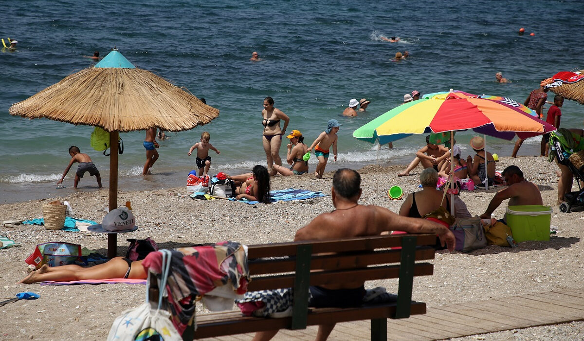 Όλοι θάλασσα: Γέμισαν οι παραλίες, εικόνες από όλη τη χώρα – Η συμμετοχή έως τώρα