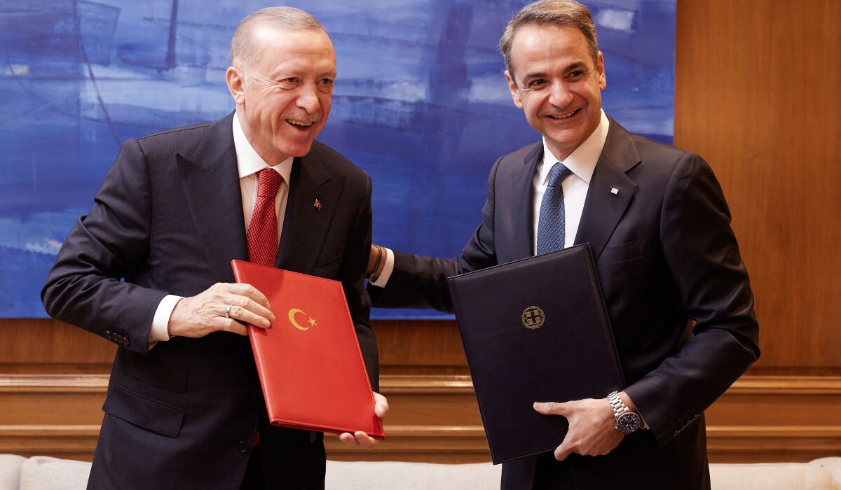 Οι 7 ώρες του Ερντογάν στην Αθήνα: Τα χαμόγελα με Μητσοτάκη, οι 15 συμφωνίες, η υφαλοκρηπίδα και η Θράκη