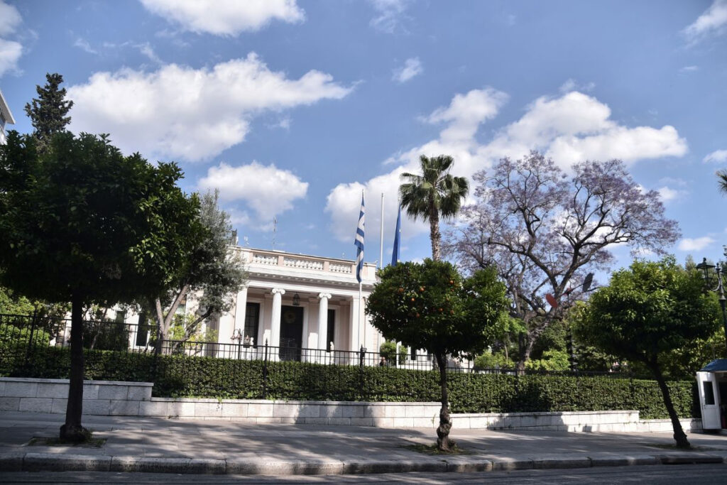 Πρώην υπουργοί στον… πάγκο!