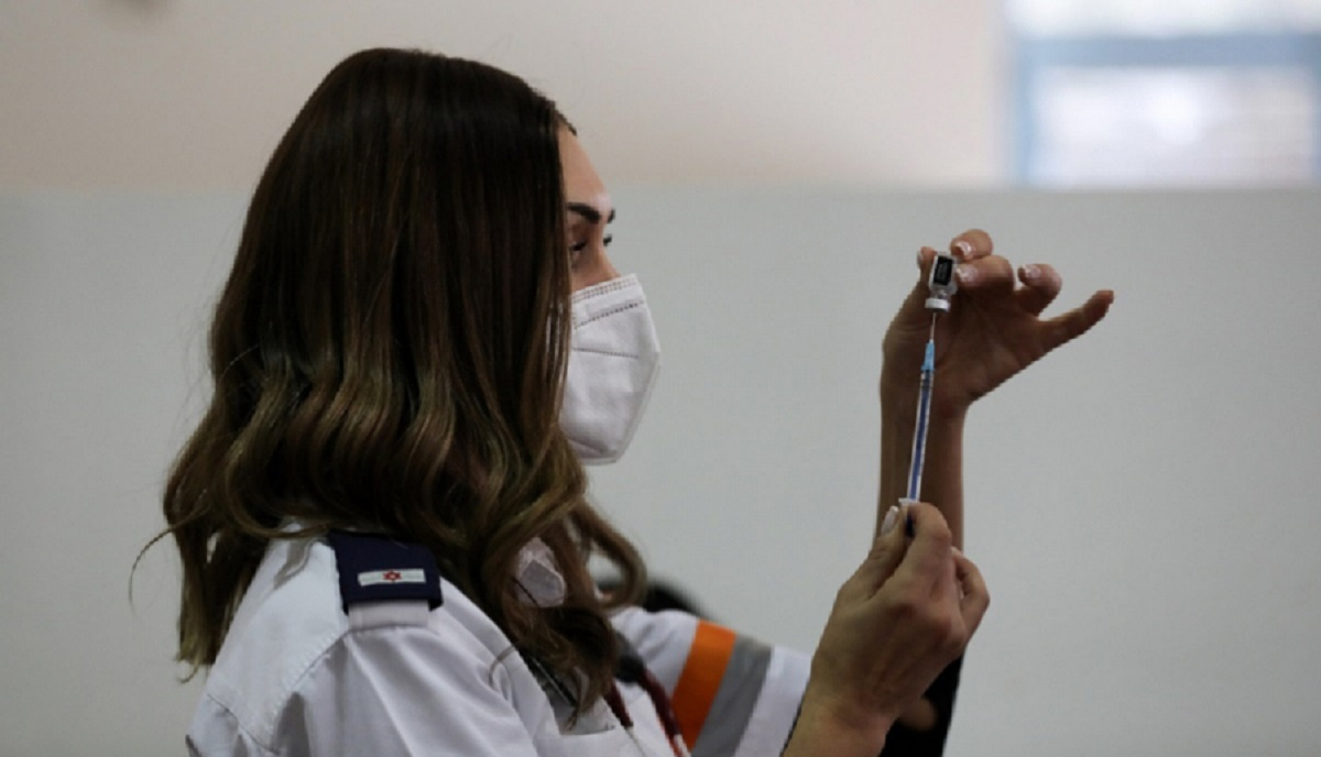 «Να κολλήσω κορονοϊό ή να εμβολιαστώ;» – Καθηγητής του ΑΠΘ απαντά στο δίλημμα